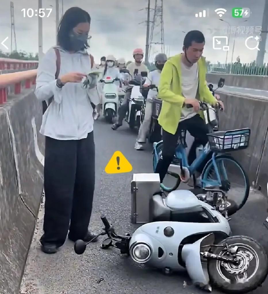 近日，一段上海街头的视频引发网友热议。视频里，一名骑电动车的女子摔倒在地。前方小