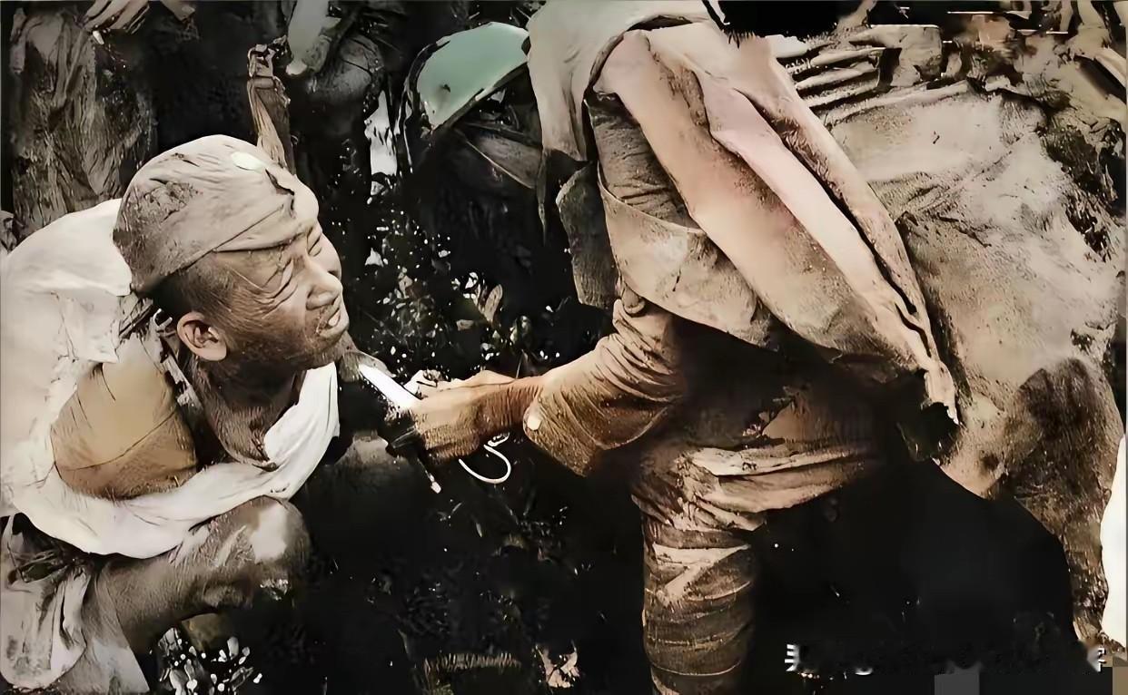 这是一张让无数中国人痛心流泪的照片。抗日战争期间，一名中国士兵在撤退途中，因受伤