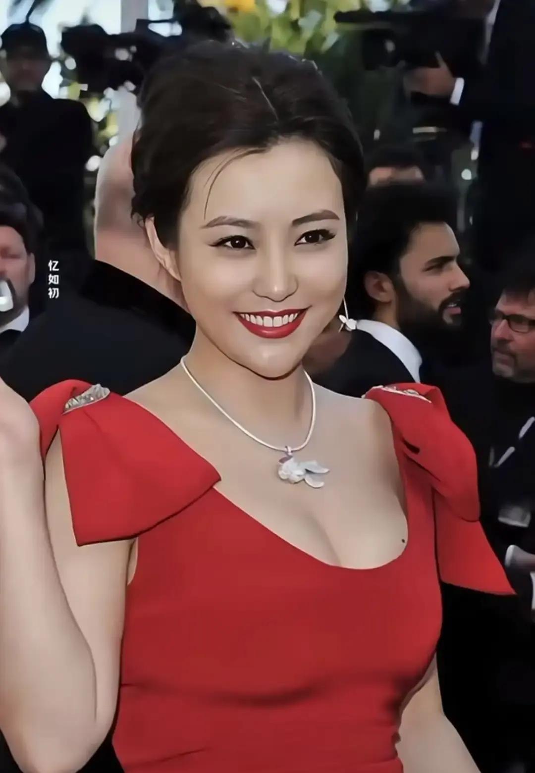 郝蕾在节目里聊起当年和邓超分手，说不是谁对谁错，就是路走不到一块。她不肯拍大尺