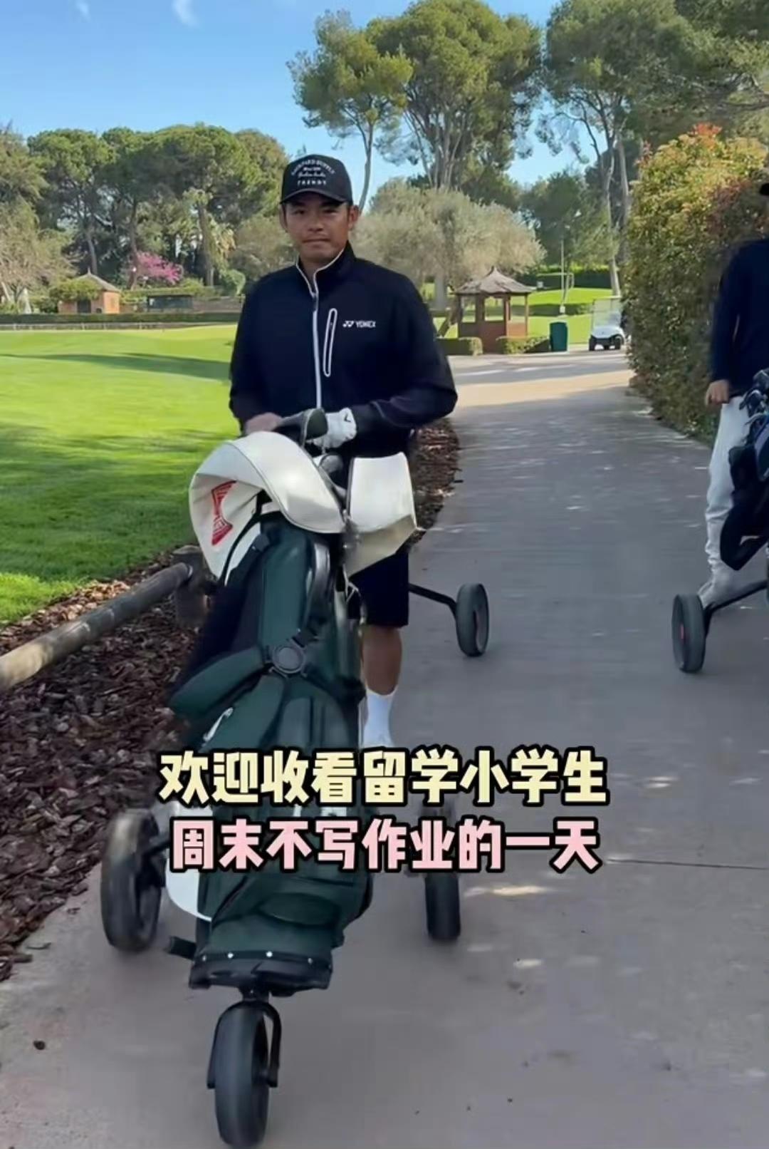 林丹在社交媒体上分享家庭生活，9岁的儿子小羽已显露出修长的四肢与匀称的身形，气质