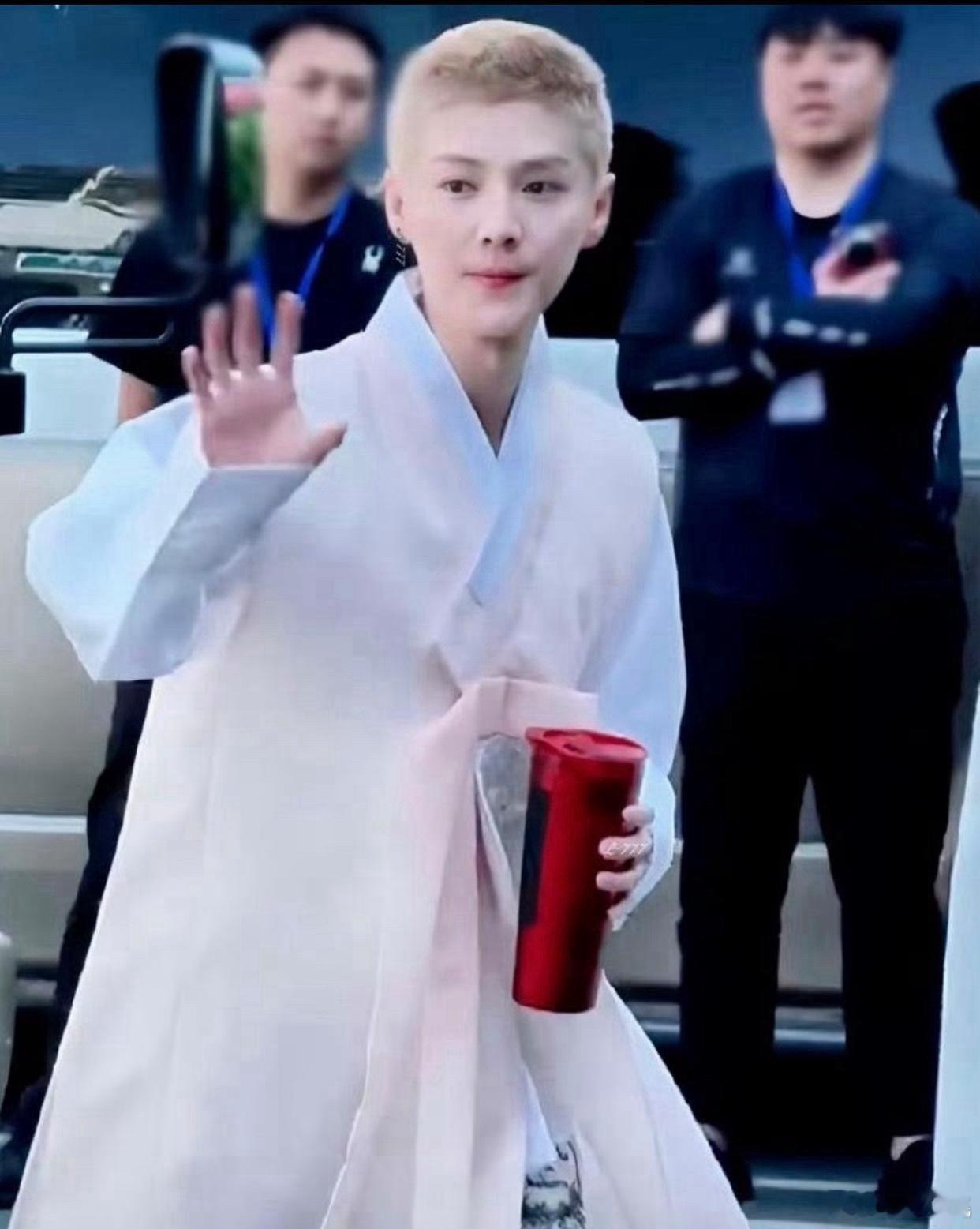 1.白鹿和李晨的关系更尴尬了，她还担心其他女星抢走她的地位，要求节目组必须给她一