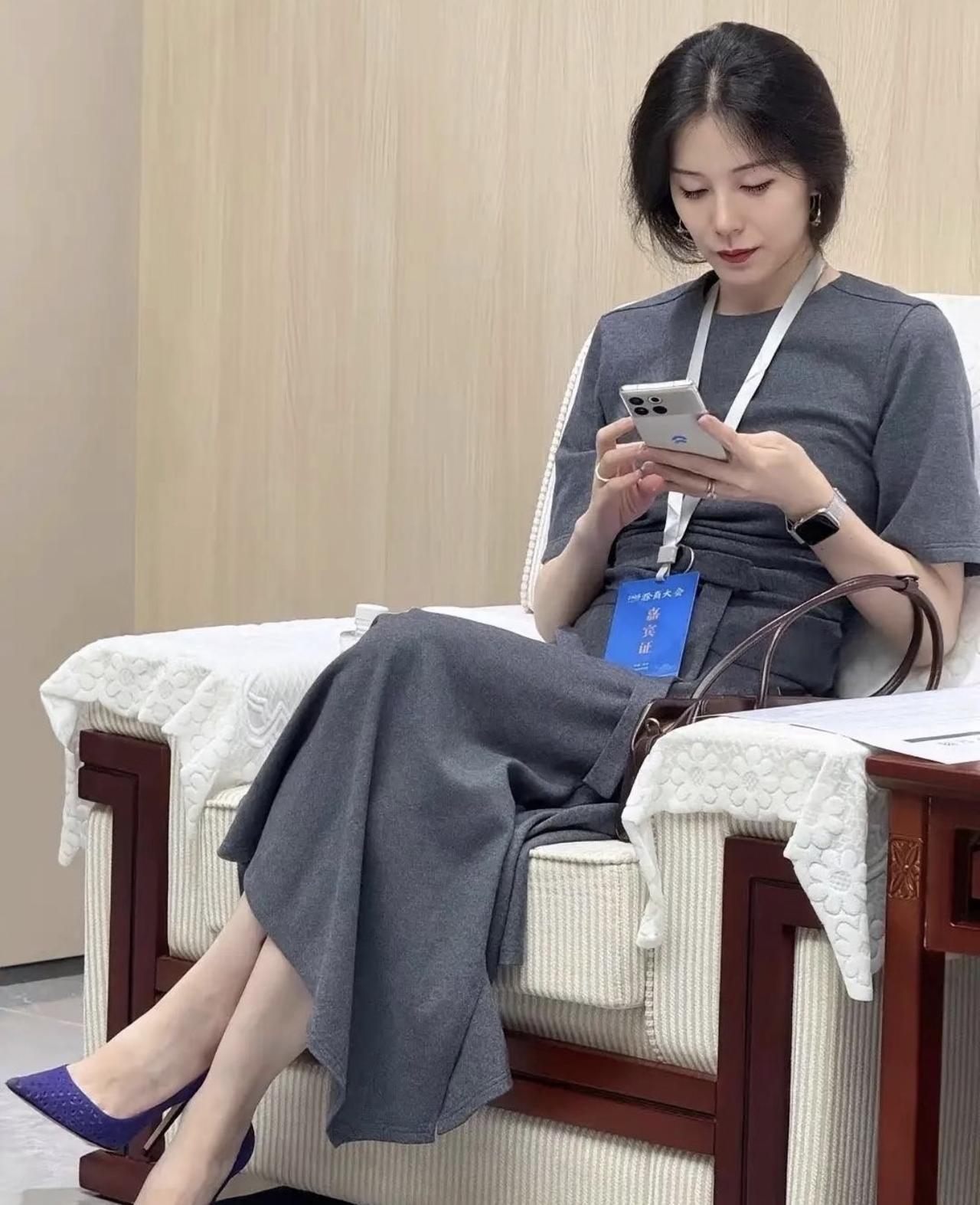 李斌的老婆王屹芝长得确实很有气质，不愧曾是央视双语主持人。王屹芝毕业于中国传