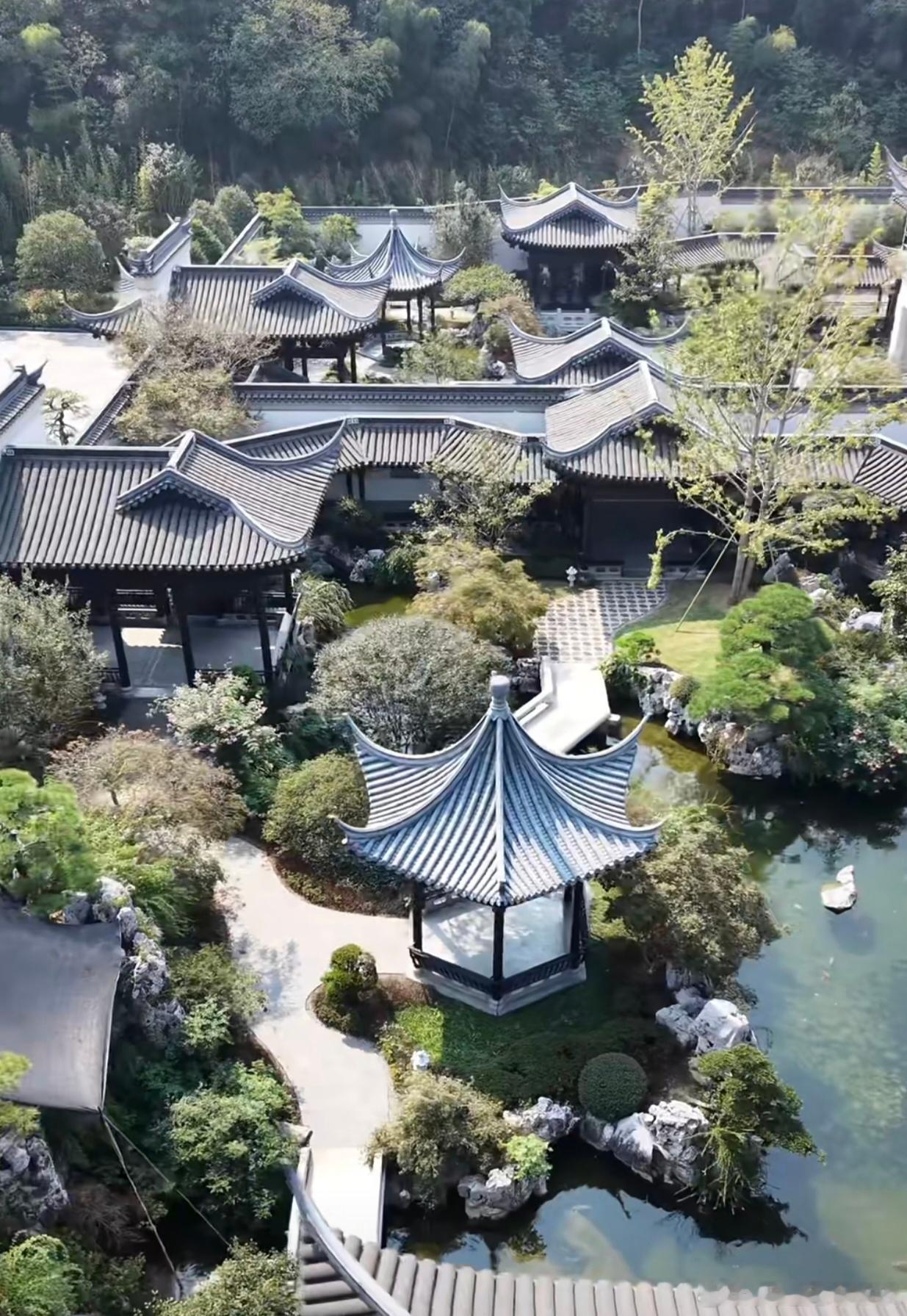 传统风水讲：山管人丁，水管财，地运管人一生成败。放到今天就是：一线城市=强龙