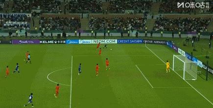 0:4落后了，国足直接崩盘了，熟悉的国足又回来了，门将李昊都开始摇头了，这场比赛