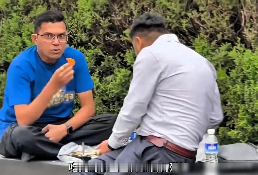 外滩的石凳终于擦干净了。看似平常的一幕，背后藏着保洁师傅实打实的辛苦。石凳恢复
