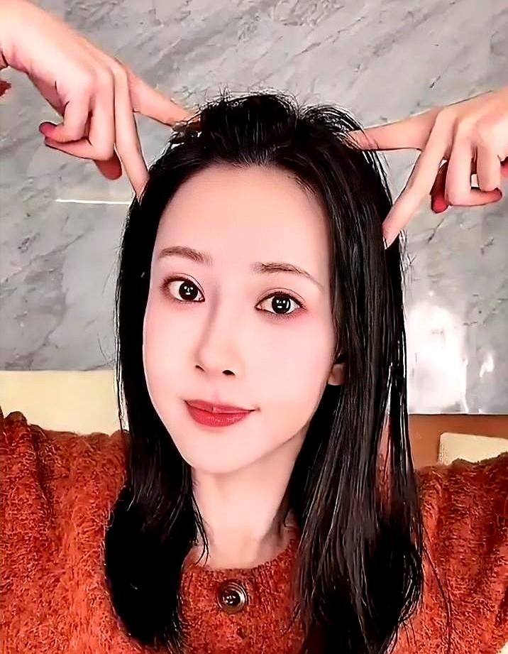 别的女明星过年都在拼命减肥，孟子义倒好，她妈一来，直接吃疯了。妈妈做的家乡菜