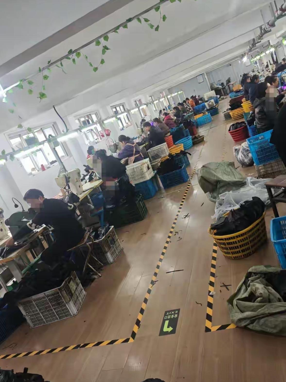 温州的一家有三百多号人的小鞋厂里，新来的生产经理老王月薪20000+，但是每天不