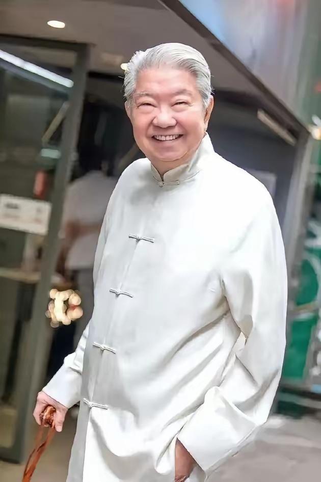 蔡澜说：“我找这么多的女朋友，因为我知道人生稍纵即逝。我不结婚不生娃不养育后代，