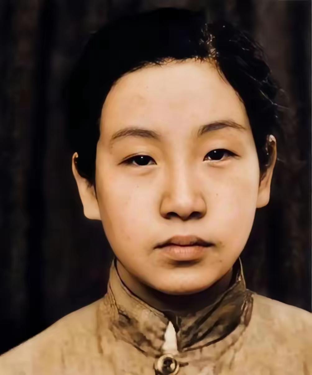渣滓洞最阴毒的刑具，根本不是烧红的烙铁，也不是扎进指甲缝的竹签。那些摆在刑讯