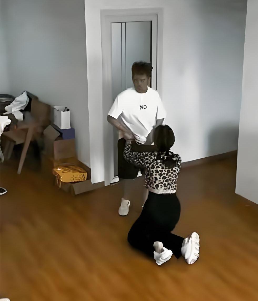 一个女人跪在丈夫面前哭得手都发抖说：“求你了，答应和我离婚吧！你每天都忙着挣钱，