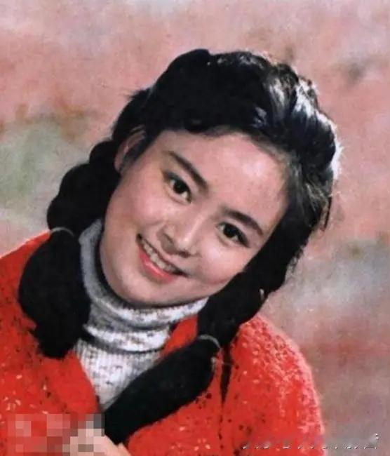 她们是新中国第一批走向世界女演员，但打动人的方式根本不一样。张瑜；干净炽热，