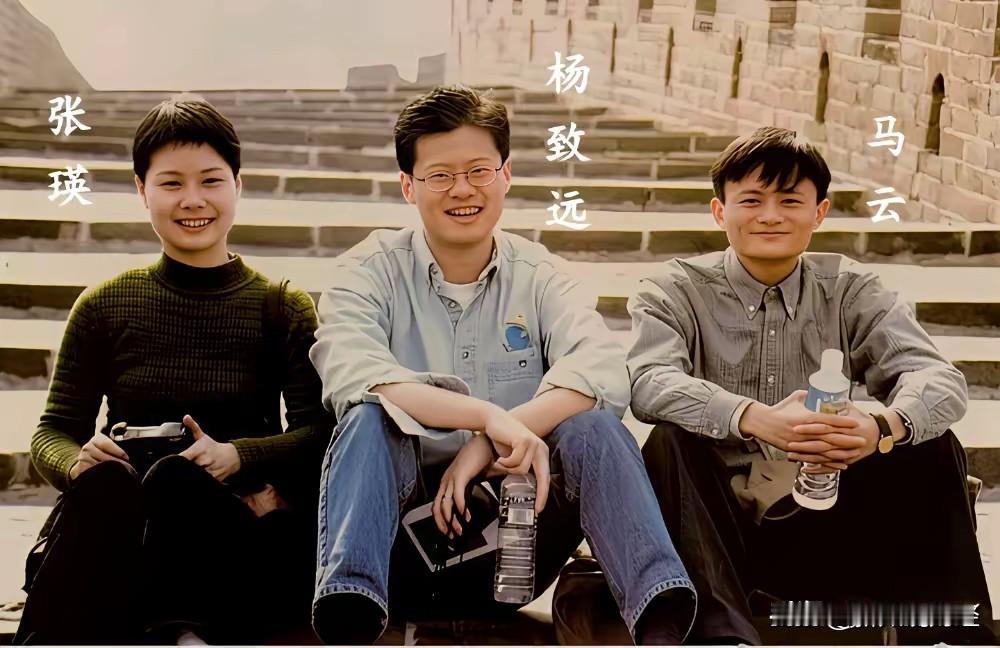 马云和他的老婆陪同雅虎的老板杨致远，当时正处于合作的蜜月期，从照片中双方的表情就