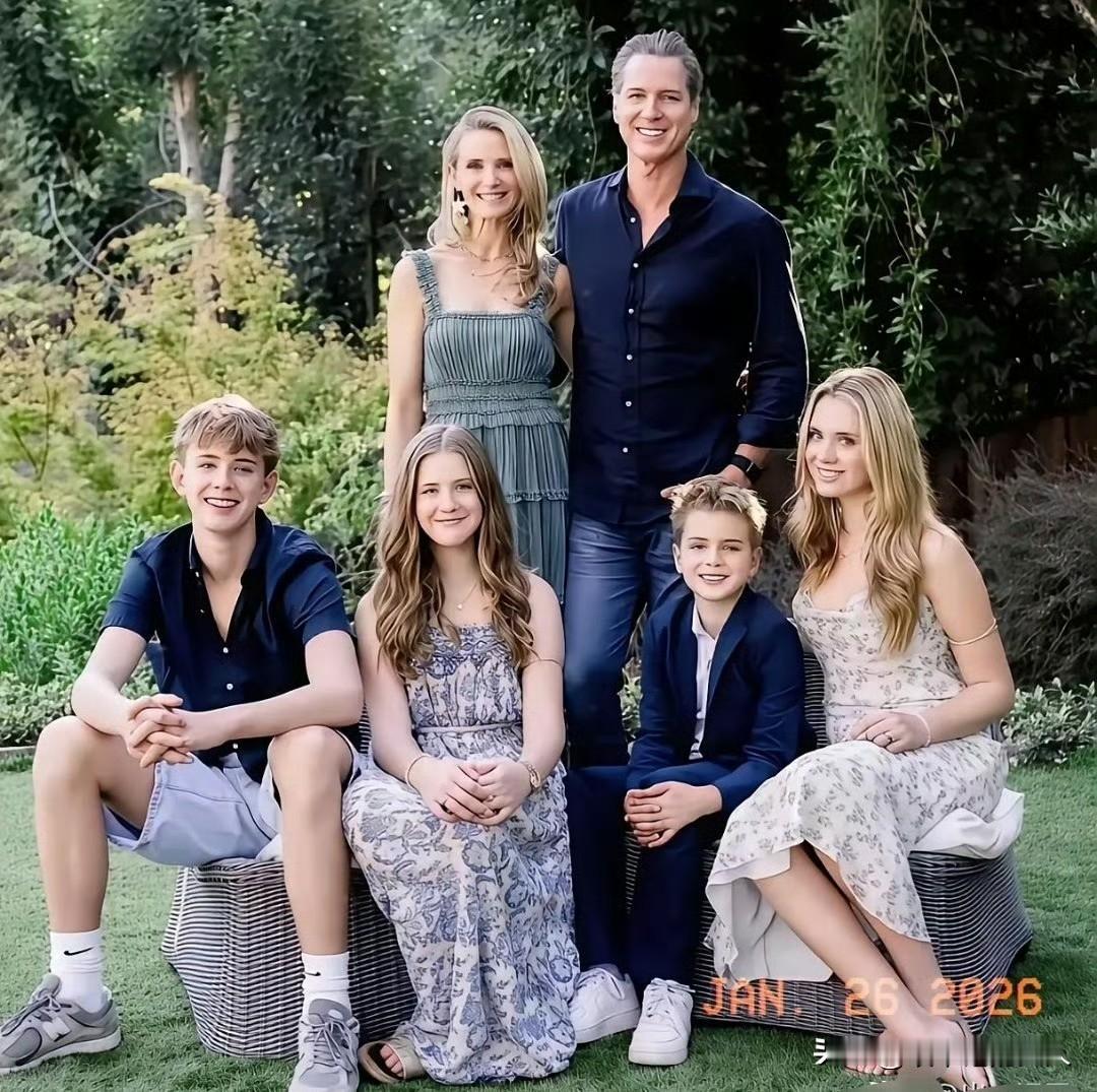 夜已深，分享图片。加州州长纽森全家福，你们能看出什么道道吗？[捂脸哭]反正我是看