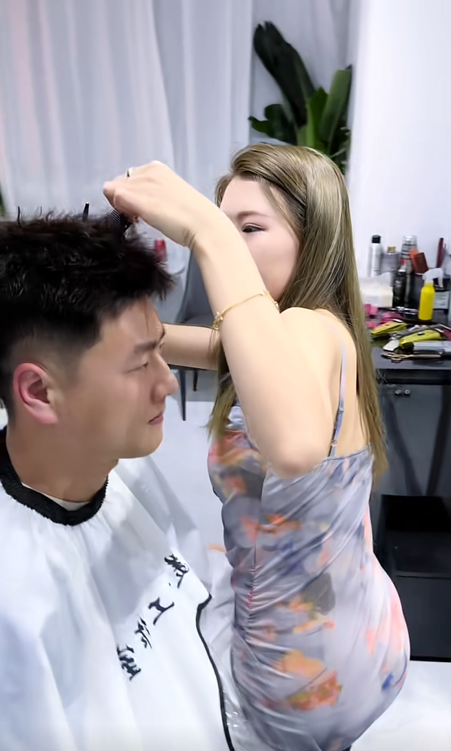 什么理发店，连个凳子都没有吗