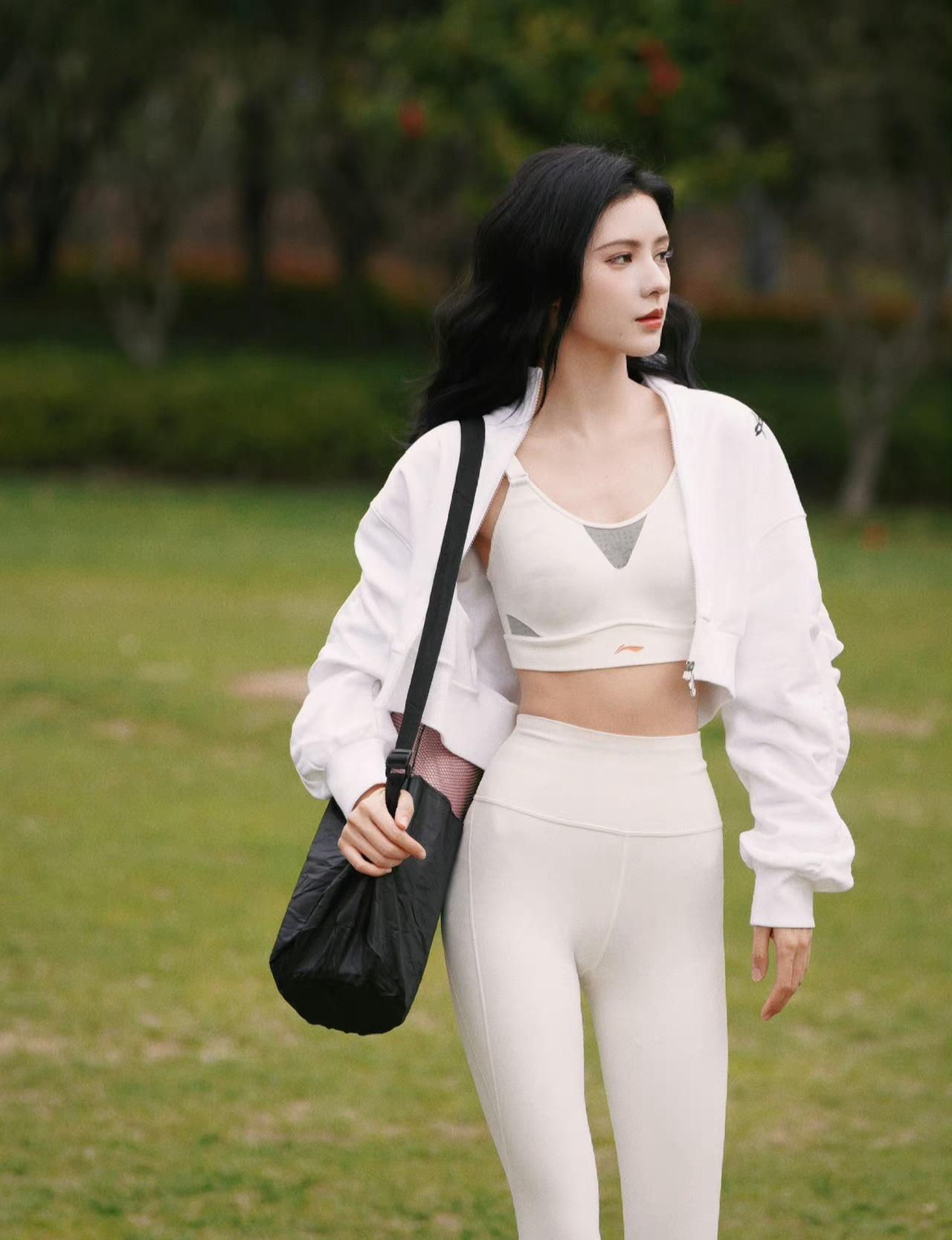 张予曦：瑜伽服，身材管理妥妥在线。张予曦​​​