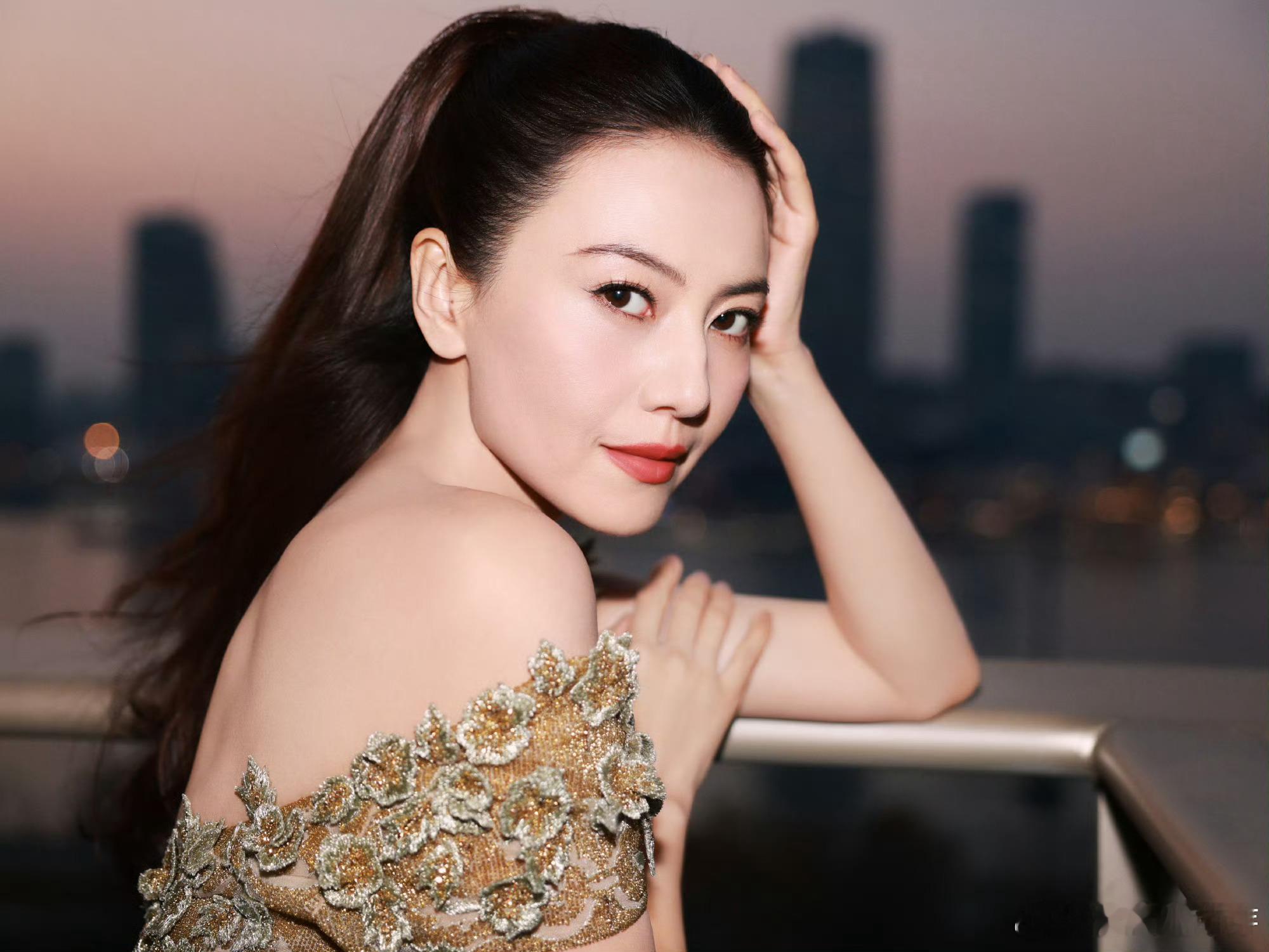 青青娱乐高圆圆这颅顶，就像老天爷追着喂饭。蓬松饱满，自带高颅顶buff，温柔发