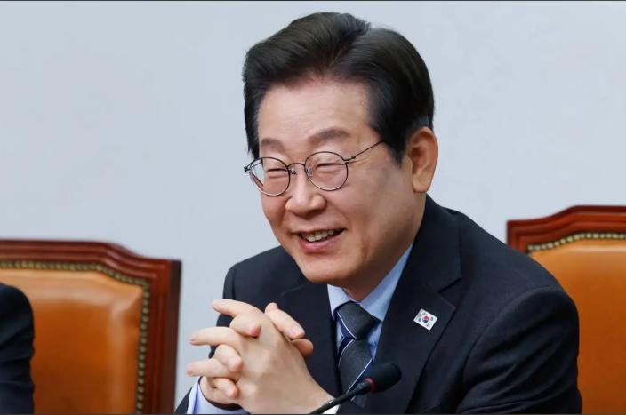 20日下午韩国总统李在明终于没有顶住压力，正式决定撤回对教育部长官候选人李镇淑的