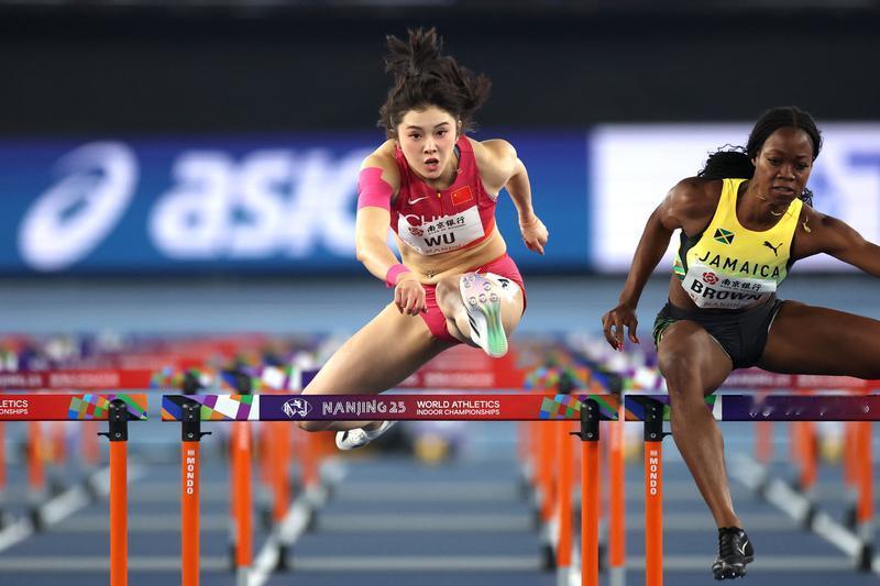 吴艳妮的运动员精神值得我们多维度审视。她在赛场上成绩出色，12.85秒是顶尖水平