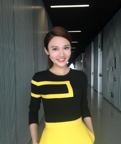 春晚结束，龙洋扑进尼格买提怀里全身发抖。这不是激动，是长达四个半小时、一字不差直