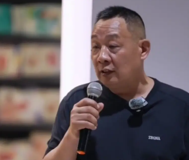 现在最羡慕的应该就是胖东来的大学生小时工了吧不是因为时薪35块，也不是因为每