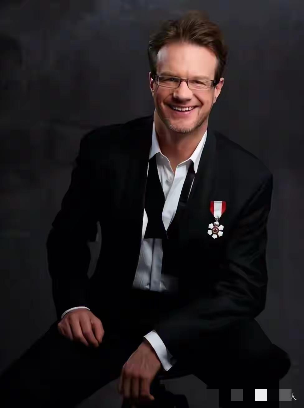 春晚红人大山：四登舞台爆红后，为何因冯巩一句话离开中国？提及春晚舞台上的“