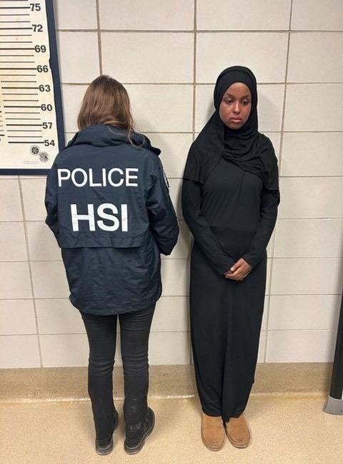 23岁的索马里裔女子纳斯拉·艾哈迈德（NasraAhmed）因一段广为流传的演