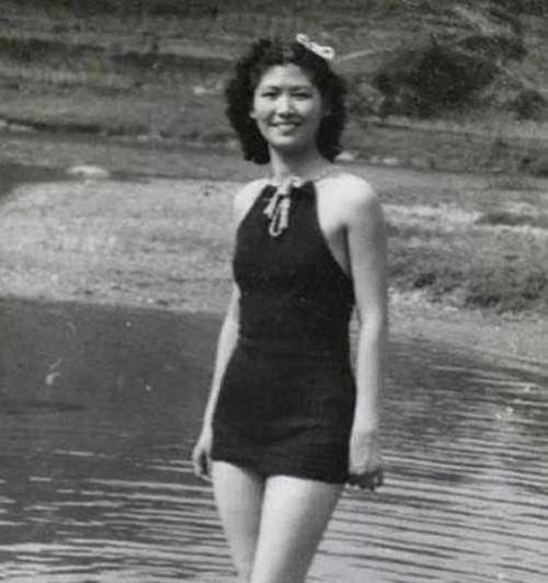 1914年，31岁的阎锡山，在岳父的牵线下，纳了14岁的小妾。洞房花烛夜，阎锡山