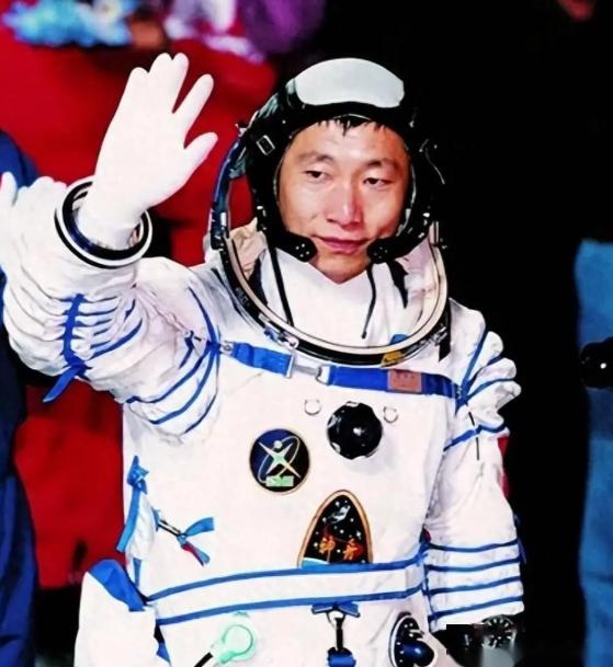 杨利伟退休待遇揭秘：没有巨额奖金，只有“终身金钟罩”。2003年10月15日，杨