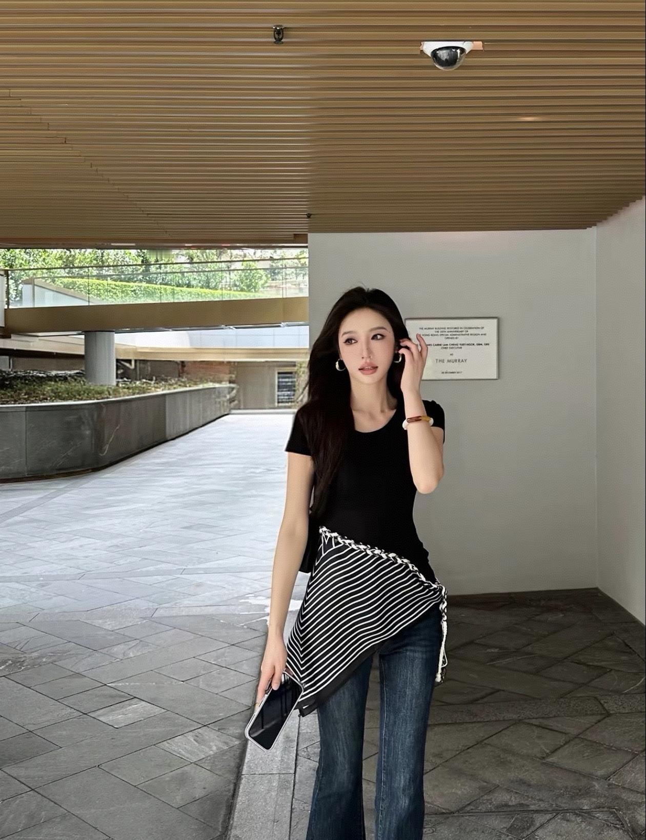 佳人笑语盈盈，长发披肩映红妆