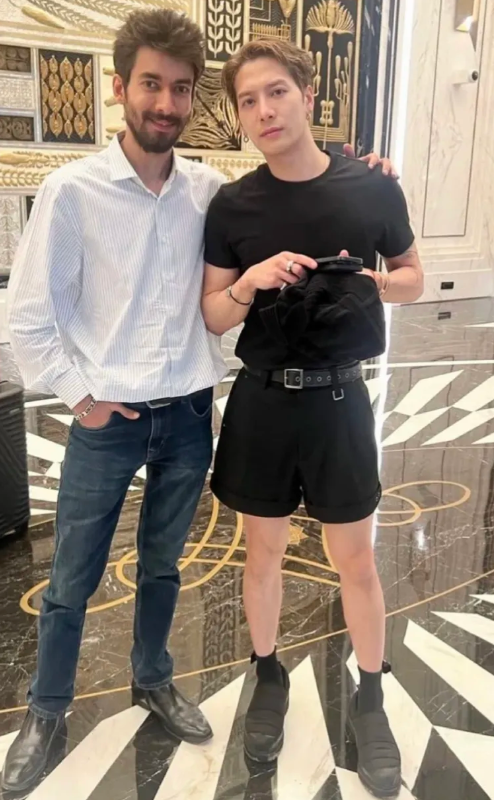 王嘉尔现身印度和旁人合影，他的肤色看起来很白打扮也偏娘，乍一看还以为是女生