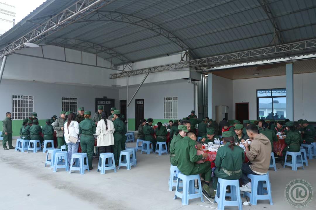 退伍之前的最后一次聚餐！果敢同盟军请退伍的40多名女兵，一起吃了下午饭，这顿