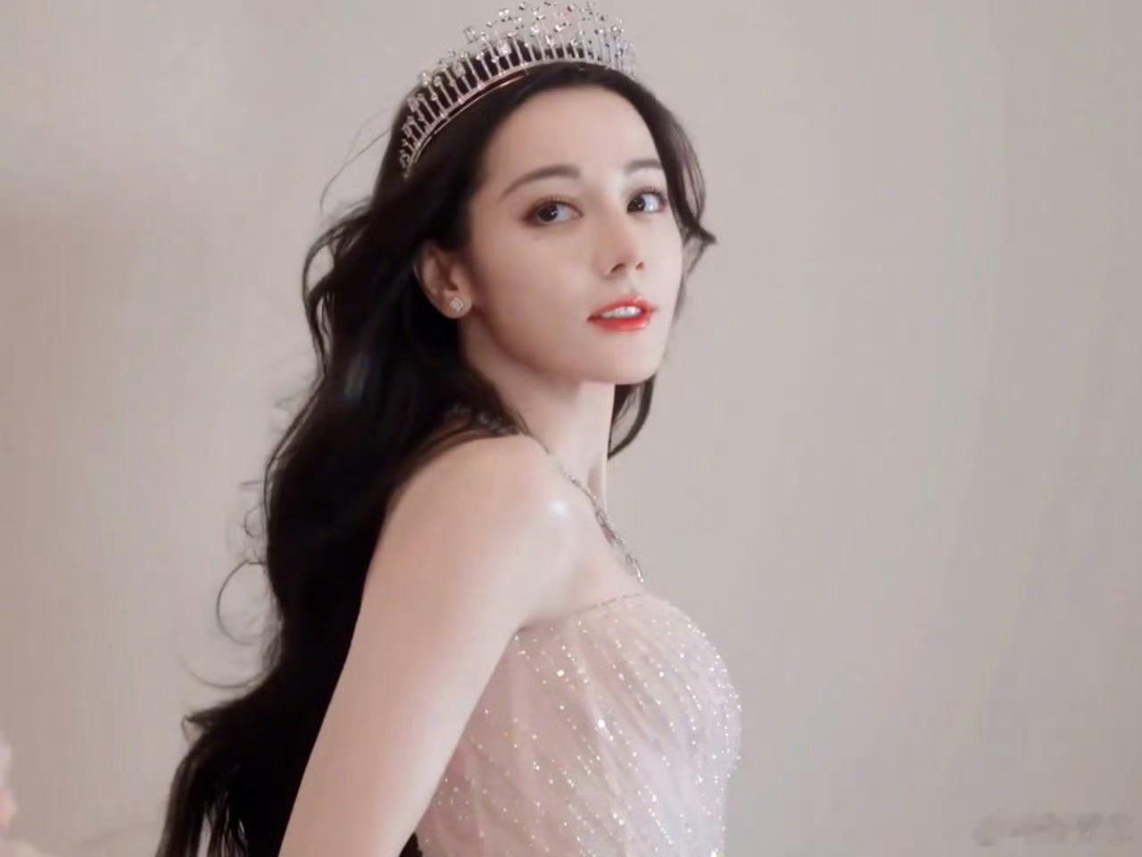 迪丽热巴美貌没有缓冲区生图即是颜值天花板迪丽热巴