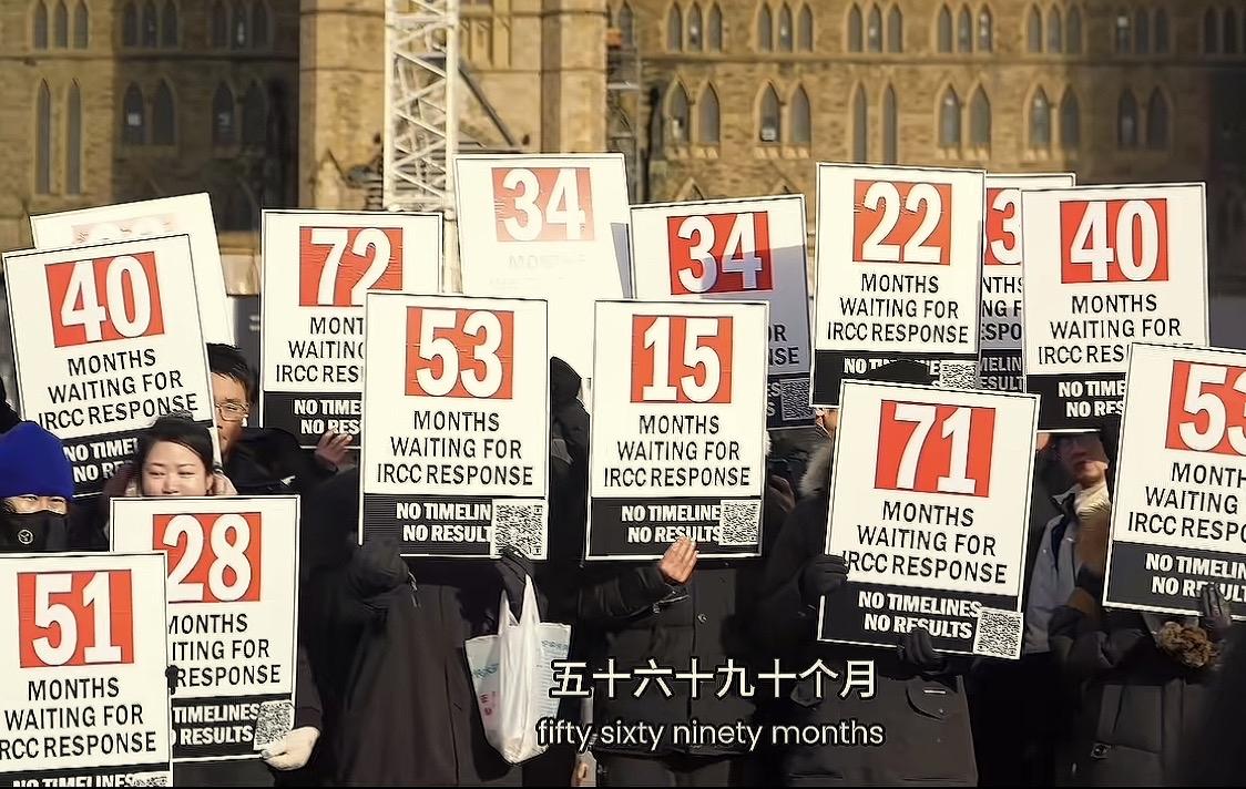 哈哈哈哈哈哈，我真的要笑喷了！寒冷的加拿大街头，一群润过去的华人举着牌子游行，牌