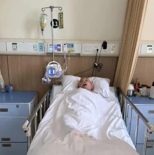 一双能转动眼球，一副躺了7年半的身躯，这就是句容市人民医院11号床的“无名”。