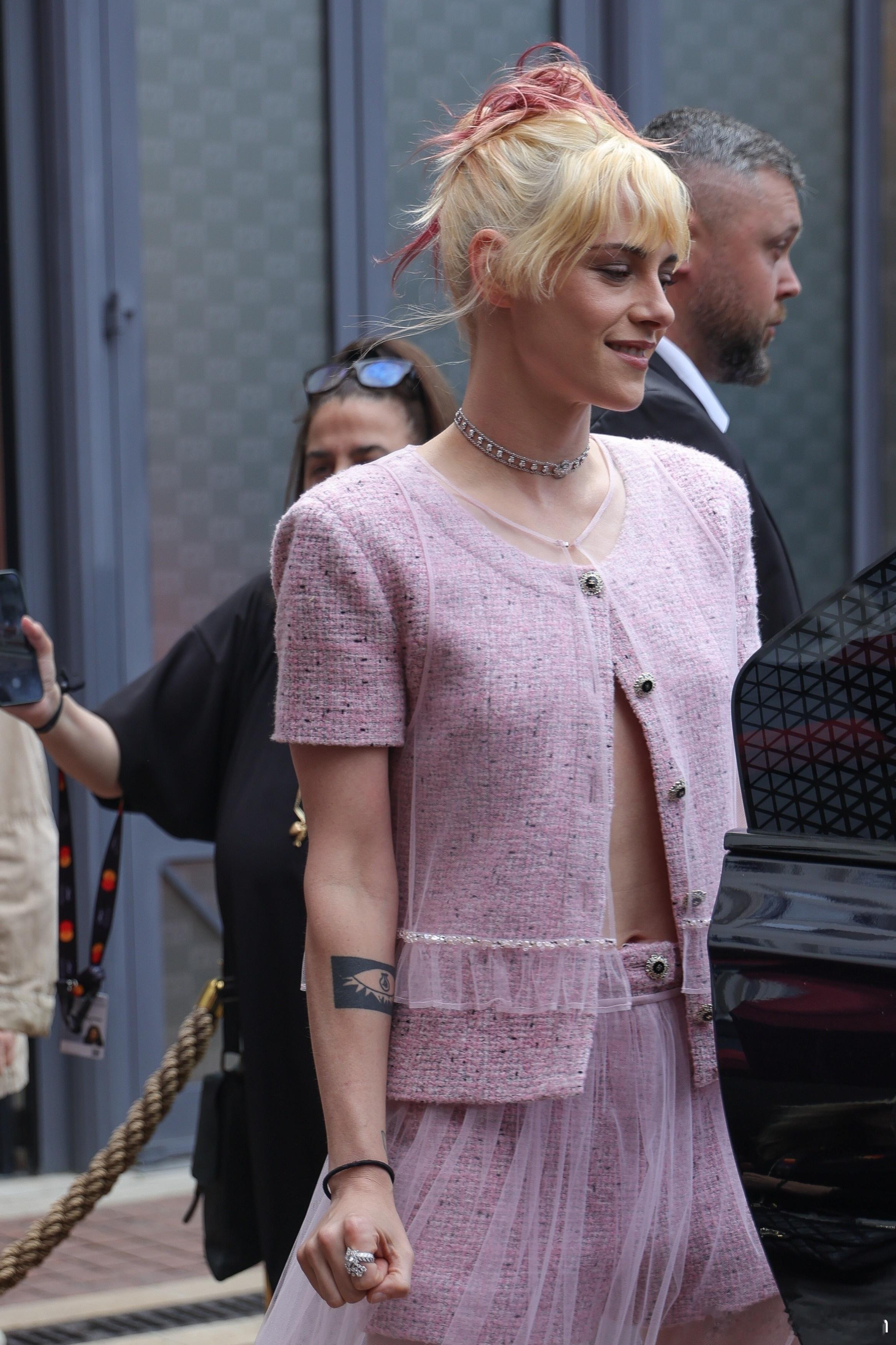 KristenStewart克里斯汀斯图尔特在法国戛纳外出，前往出席电影《Th