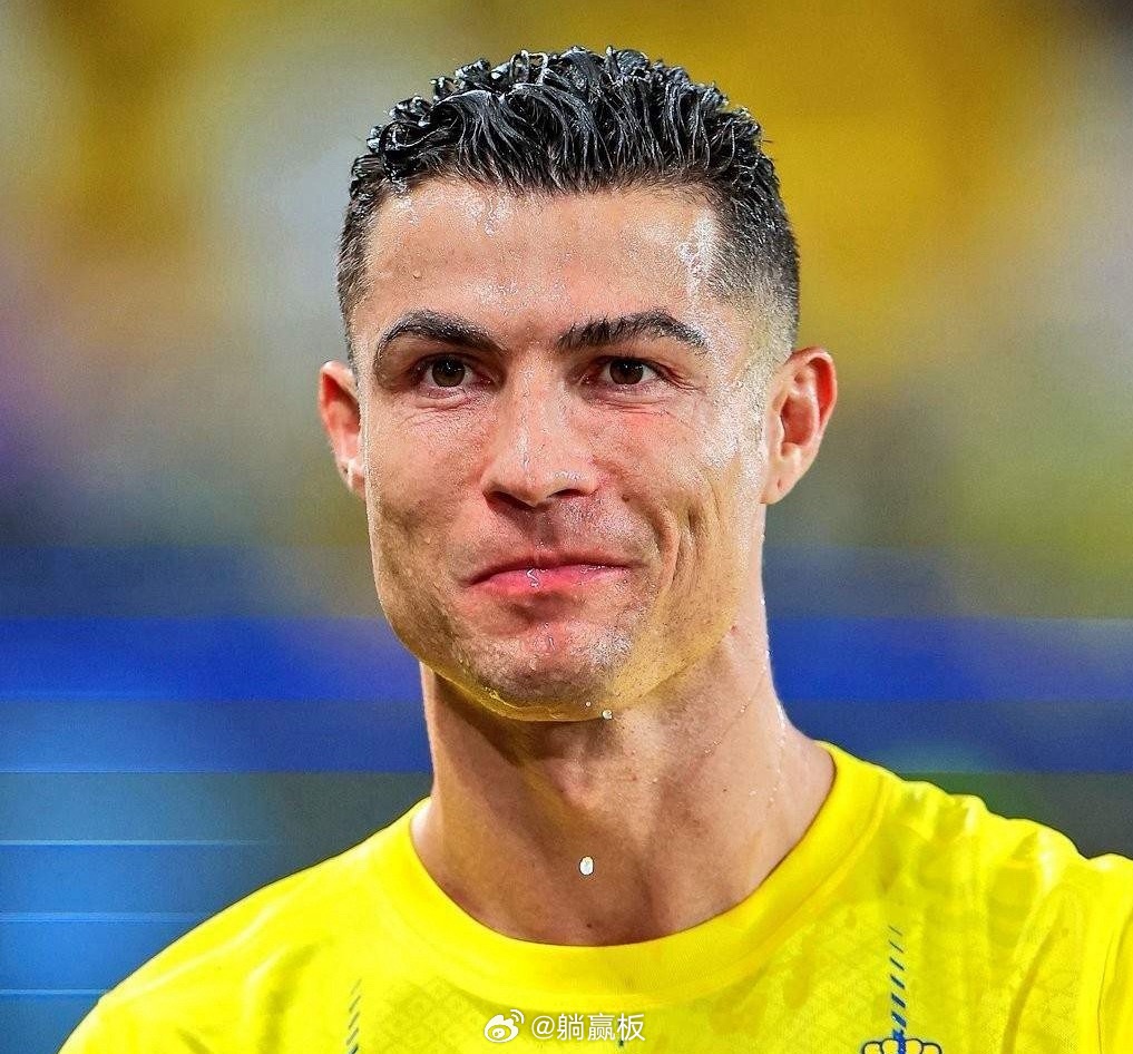 C罗：家人劝我退役！外媒报道，近日C罗在面对媒体的时候表示，家人曾劝他退役