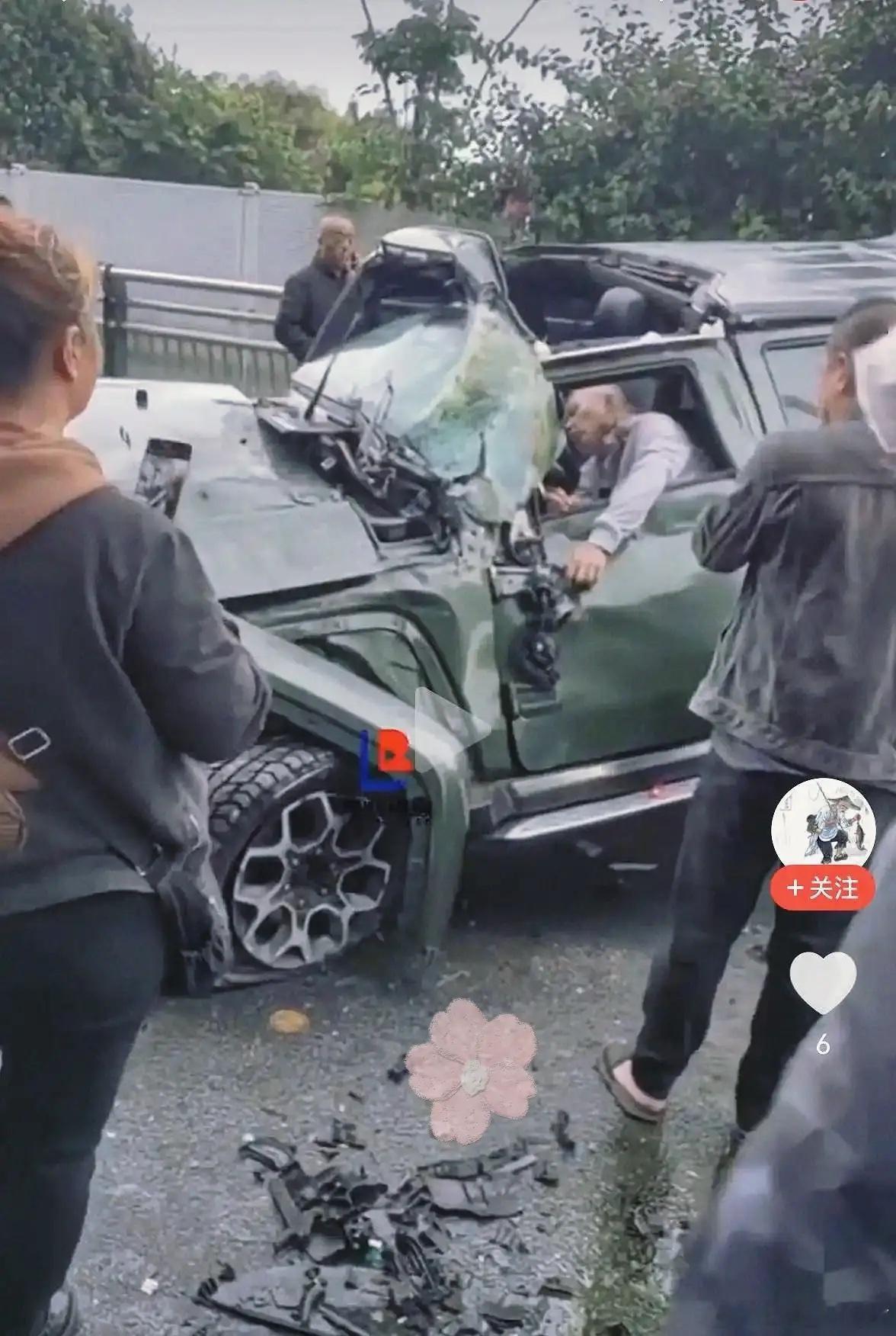 天还没大亮，成都金丰高架上“砰”的一声，把整条路都惊住了。一辆越野车撞上桥侧护栏
