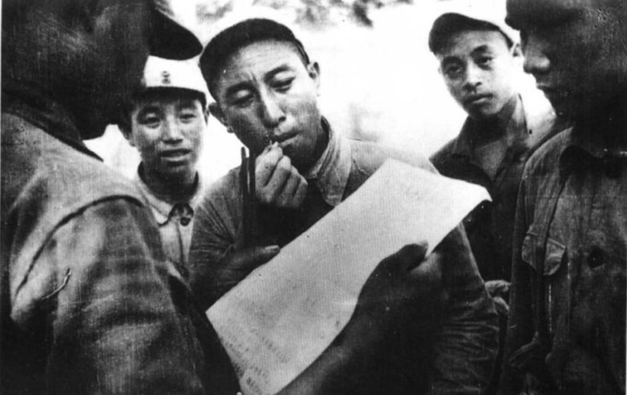 1949年，12军34师师长骑马赶路，路旁1个炊事排正在做饭。1位老炊事员朝公路