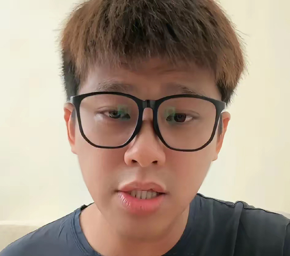 葛斯齐喊话黄春梅:让你小女儿不要躲了！你也不要强词夺理了！​葛斯齐直播时，有人说