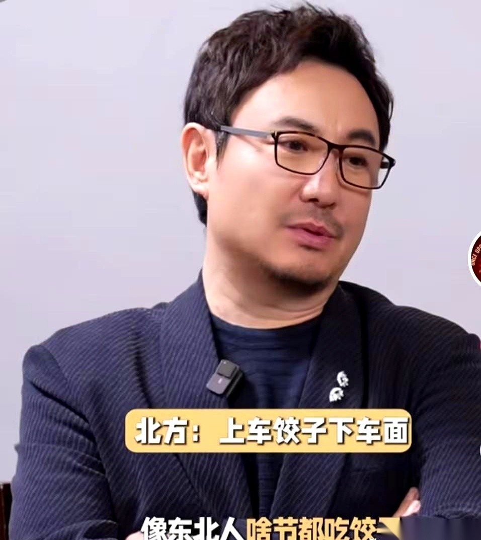 沈腾和蒋奇明的一段闲聊，直接把南北方的“碳水结界”给掀开了。沈腾靠在椅子上，手一比划：“像东北人，啥