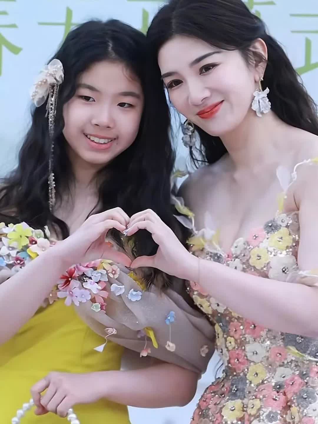黄奕女儿这颜值化了妆可以入圈吗？黄奕真的太漂亮了，怎么就没遗传到一点，她爸也
