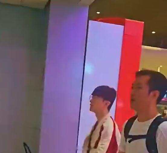 英雄联盟Faker抵达巴黎先行一步！EWC工作人员分享：Faker已经抵达法国