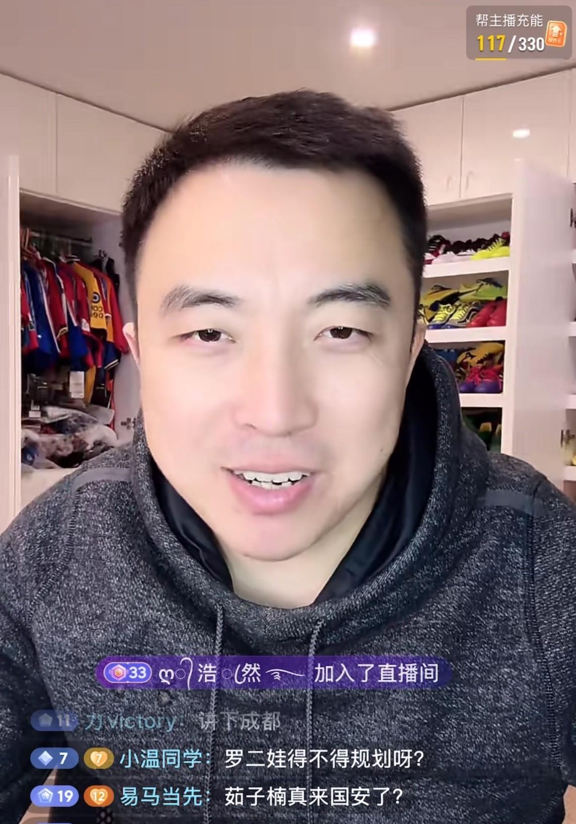 解说员袁甲认为，鲁能现在的问题是，中卫到底是谁？申花的问题是后腰到底是谁？而国安