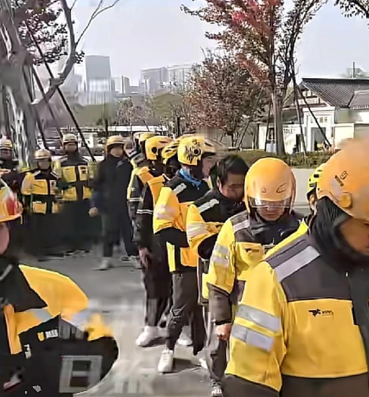 杭州果然是外卖小哥的天堂杭州天气渐凉，很多人都准备换上了冬装，就连外卖小哥也同