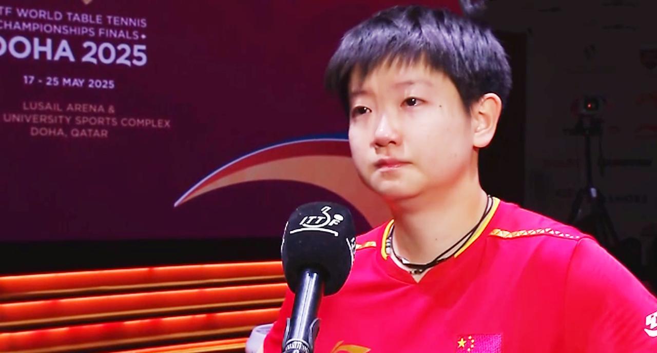 在经过七局苦战，4:3险胜队友王曼昱，蝉联女单冠军后，孙颖莎接受现场主持人采访时