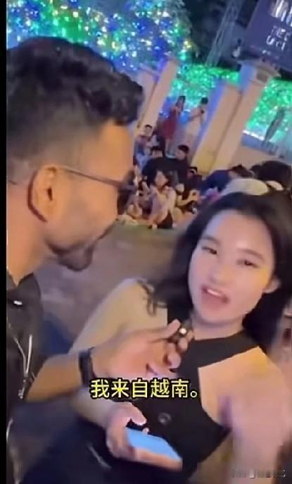 一段印度男子在街头采访引起了热议，视频中，一名印度男子随即搭讪美女，女子说自己来