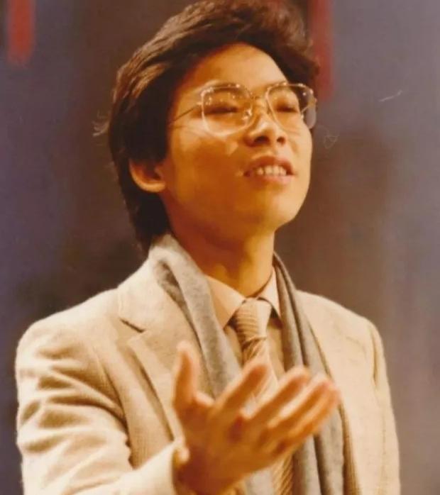 1982年，张明敏唱完《我的中国心》后，被香港乐坛除名，正当他心灰意冷准备回电子