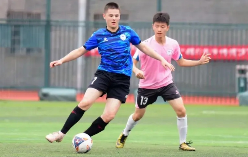 中国大圣孙继海要求小球员父母赔偿十八万元的培训费事宜，在众网友的挖掘下落下帷幕！