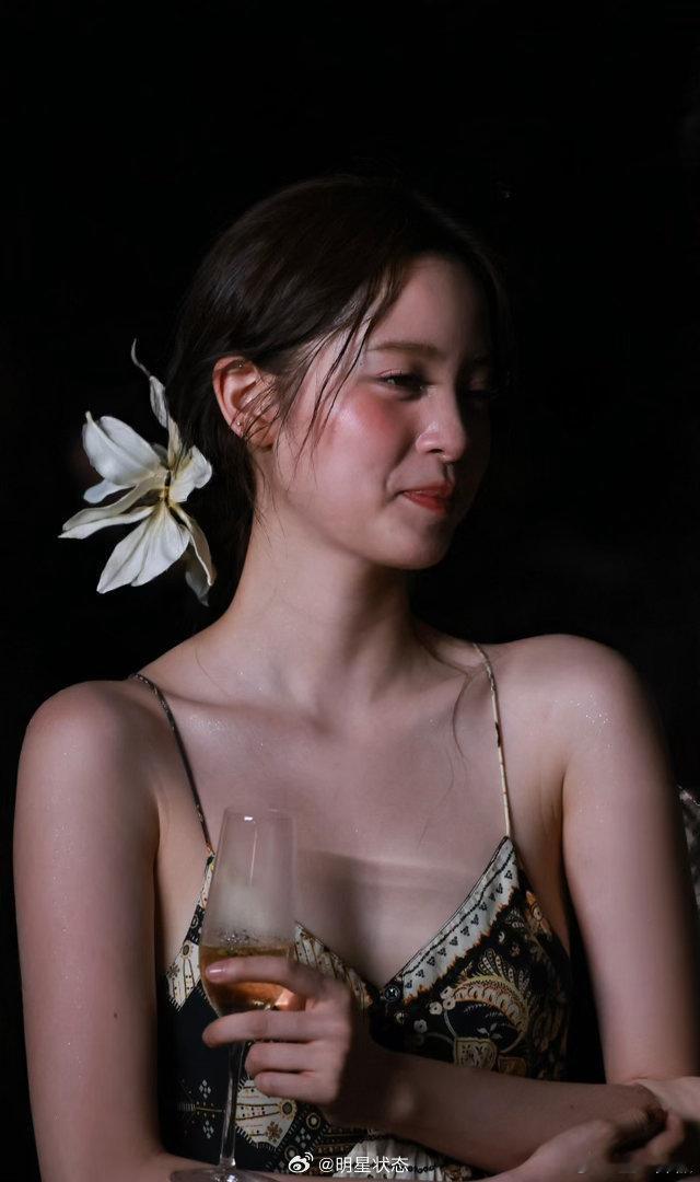 欧阳娜娜酒会一颦一笑都在发光