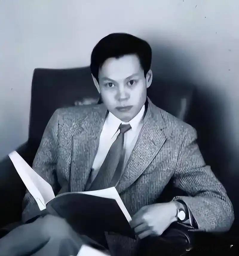 规范场论1954年，杨振宁与罗伯特·米尔斯携手，共同创立了杨-米尔斯规范